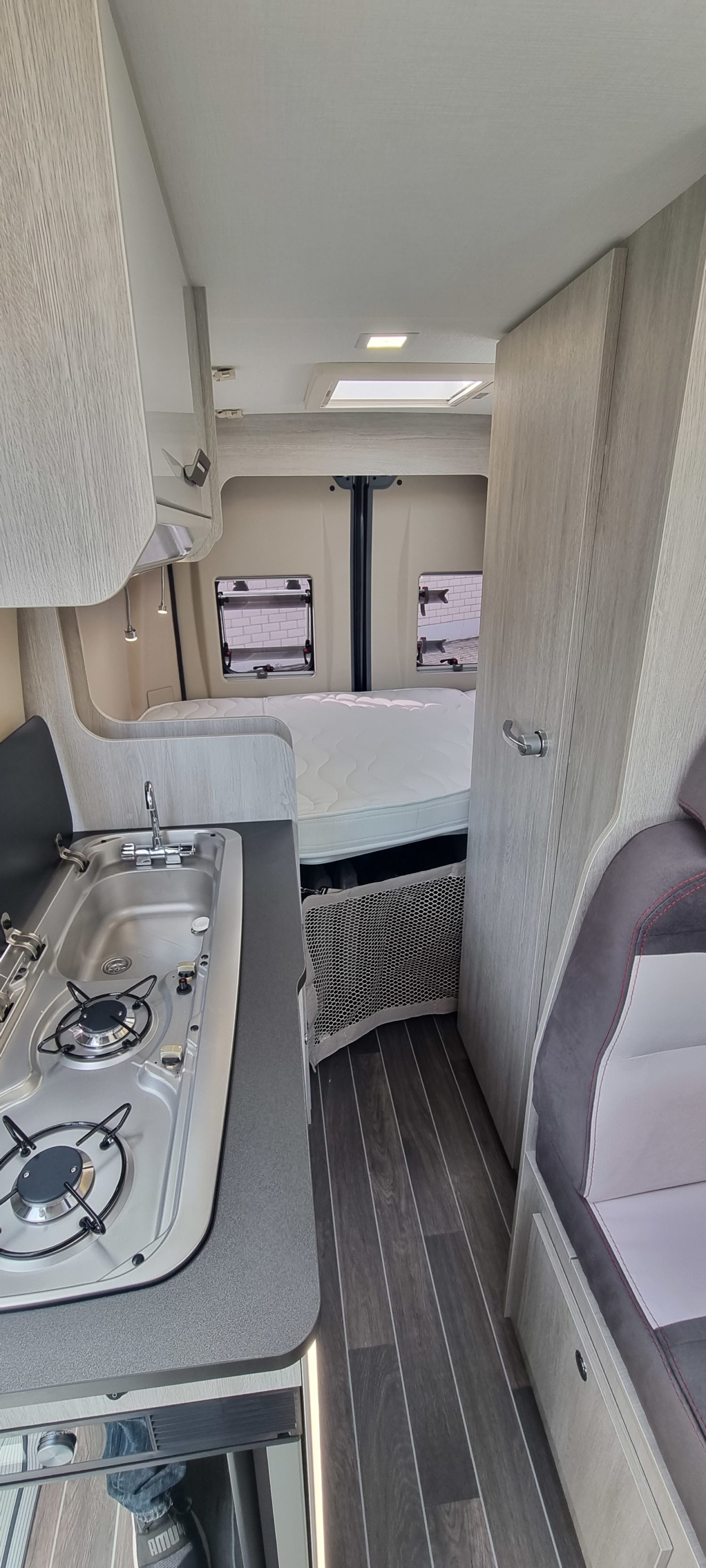 Camper Van Venedig, Blick von Vorne nach hinten über die Küche zum Schlafbereich mit dem Doppelbett