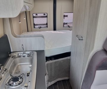Camper Van Venedig, Blick von Vorne nach hinten über die Küche zum Schlafbereich mit dem Doppelbett