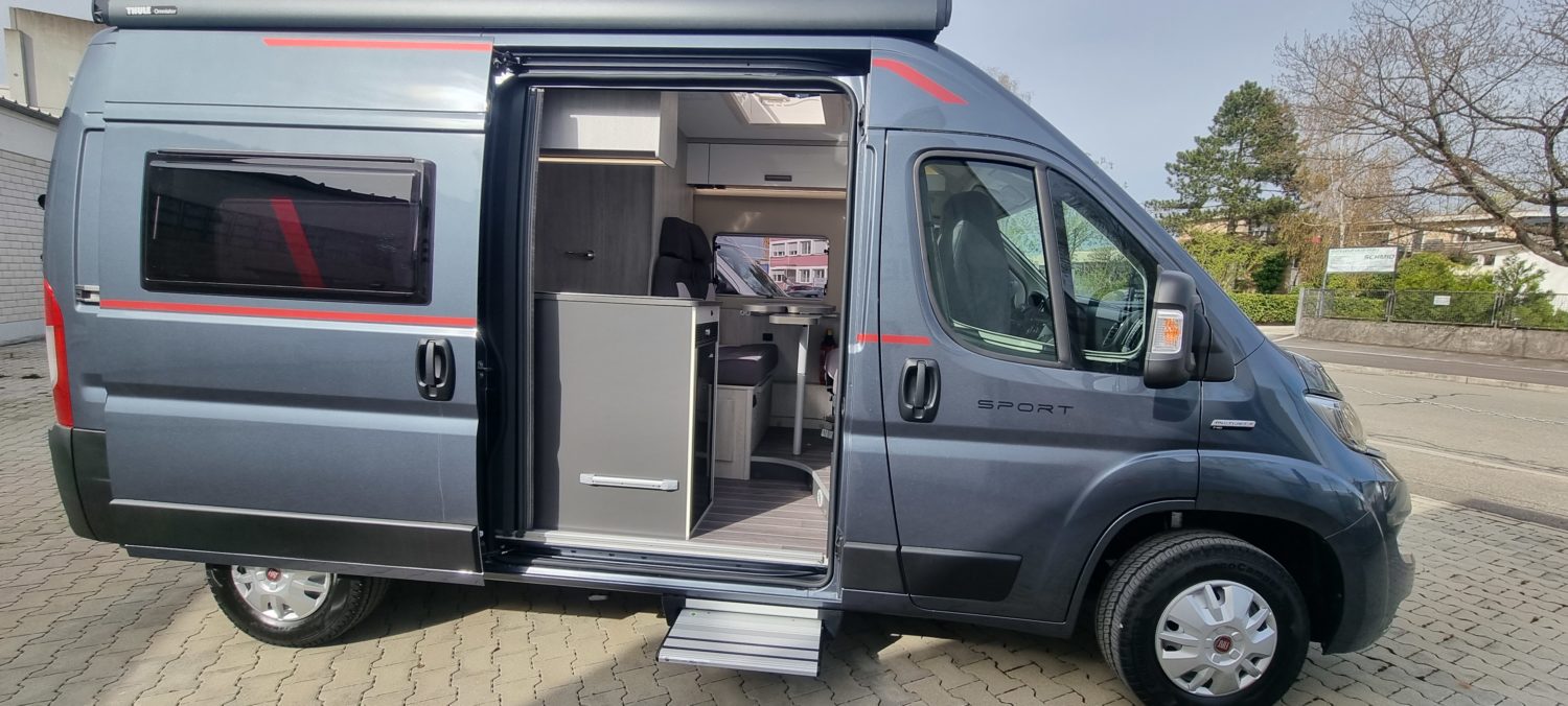 Camper Van Venedig, Ansicht von der Seite mit offener seitlicher Tür und ausgefahrenem Trittbrett mit Blick ins Innere