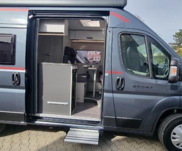Camper Van Venedig, Ansicht von der Seite mit offener seitlicher Tür und ausgefahrenem Trittbrett mit Blick ins Innere