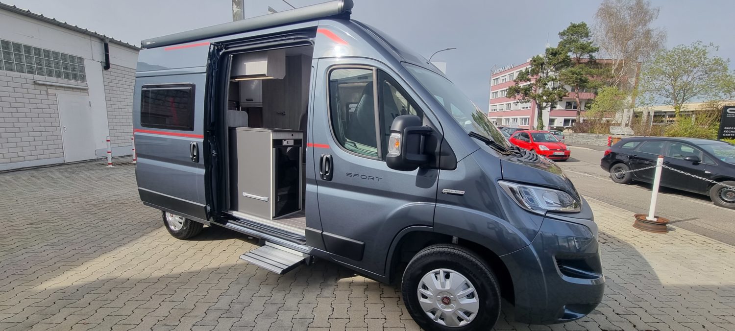 Camper Van Venedig, Ansicht von der Seite mit offener seitlicher Tür und ausgefahrenem Trittbrett