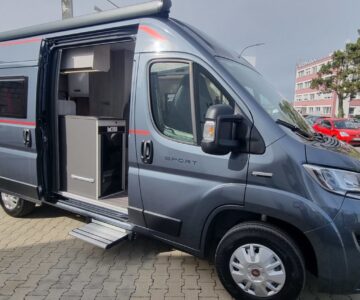 Camper Van Venedig, Ansicht von der Seite mit offener seitlicher Tür und ausgefahrenem Trittbrett
