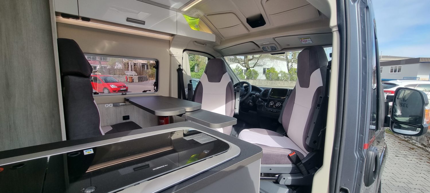 Camper Van Venedig, Blick durch die seitliche Schiebetür ins Innere auf die Dinette und die Küche