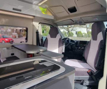 Camper Van Venedig, Blick durch die seitliche Schiebetür ins Innere auf die Dinette und die Küche