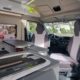Camper Van Venedig, Blick durch die seitliche Schiebetür ins Innere auf die Dinette und die Küche