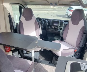 Camper Van Venedig, Blick von hinten nach vorne ins Fahrerhaus über die Dinette