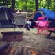 Zwei Zelte auf einem Campingplatz mit Campingstühlen im Vordergrund