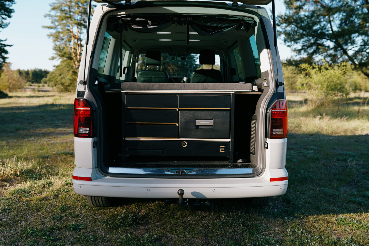 Egoé Nestbox L in einem VW Multivan von Van2Go